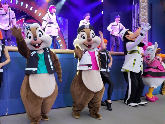 東京ディズニーランドのショー「クラブマウスビート」で客席に降りてきたチップとデールが観客と楽しそうに手を振るシーン
