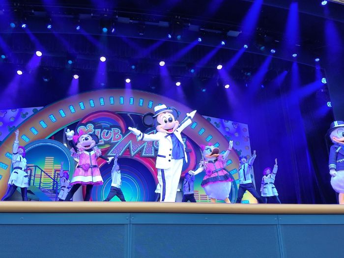 クラブマウスビートでステージ中央に立つミッキーの姿を最前列から撮影