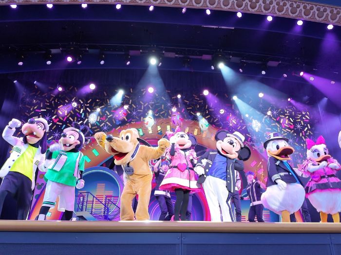 東京ディズニーランドのショー「クラブマウスビート」クライマックスでミッキーたちが横一列に並んでフィナーレを迎えるシーン