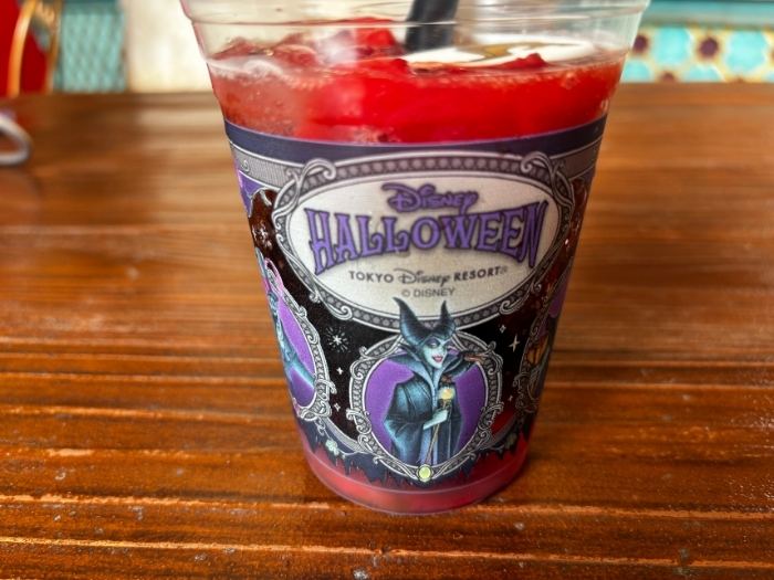 東京ディズニーシー「ディズニー・ハロウィーン」スパークリングゼリードリンク（コカ・コーラ＆ストロベリー）