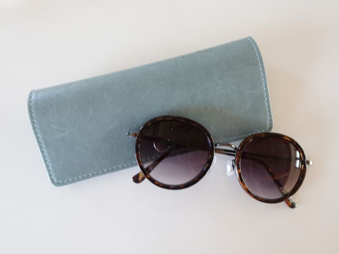 香港ディズニーに持って行くと便利なグッズのサングラス