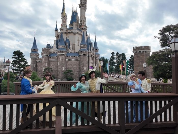 東京ディズニーランドのパレード「ハーモニー・イン・カラー」で登場するプリンセスとプリンスの写真