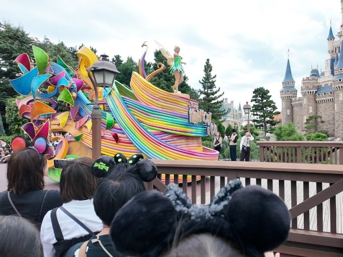 東京ディズニーランドのパレード「ハーモニー・イン・カラー」で登場するティンカーベルの写真