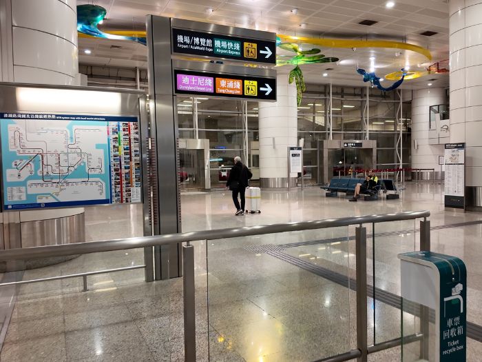 香港の青衣駅の構内看板