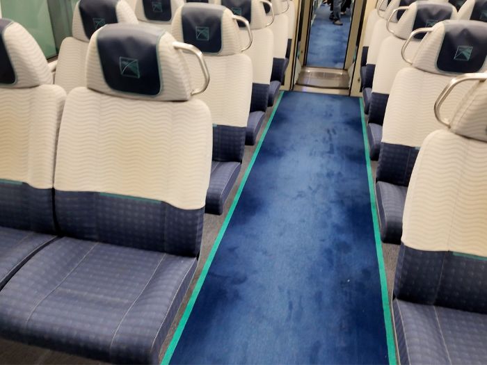 香港のエアポートエクスプレスの車内の様子