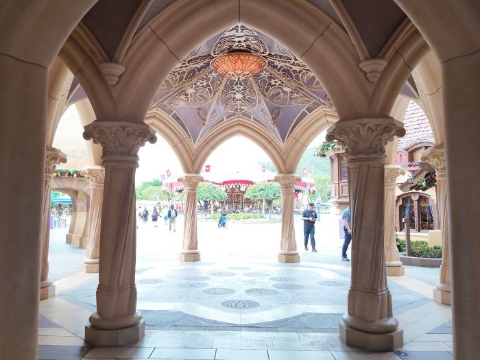 香港ディズニーランドの城をくぐったところ