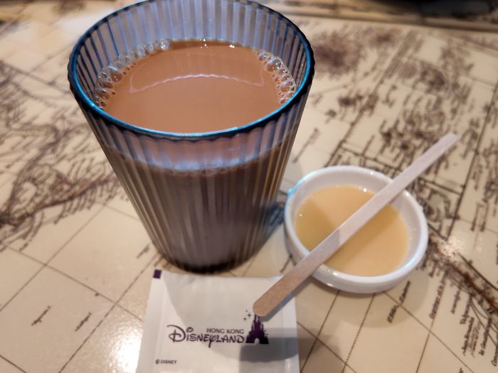 香港ディズニーランドのエクスプローラーズロッジのチャートルームカフェの香港式ミルクティー
