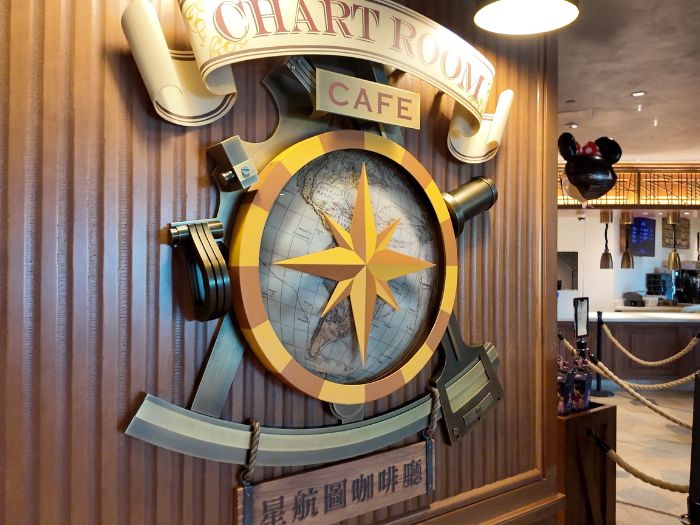 香港ディズニーランドのエクスプローラーズロッジのチャートルームカフェの看板