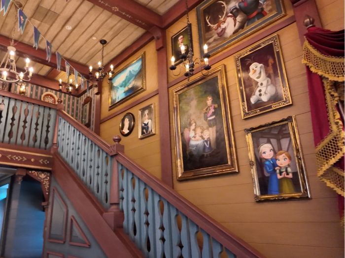 香港ディズニーランドのレストランであるゴールデン・クロッカス・インの内装