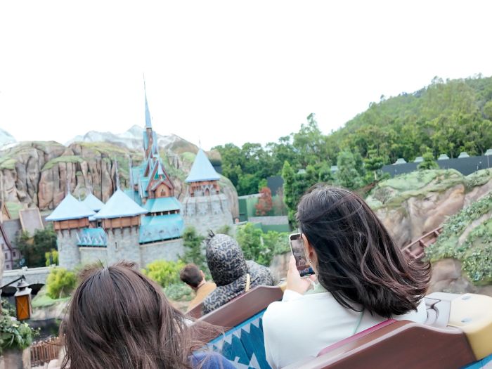 香港ディズニーランドのワンダリング・オーケンズ・スライディング・スレイに乗っている様子