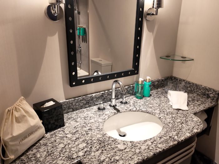 香港ディズニーランドのハリウッドホテルのマーベルルームの洗面台
