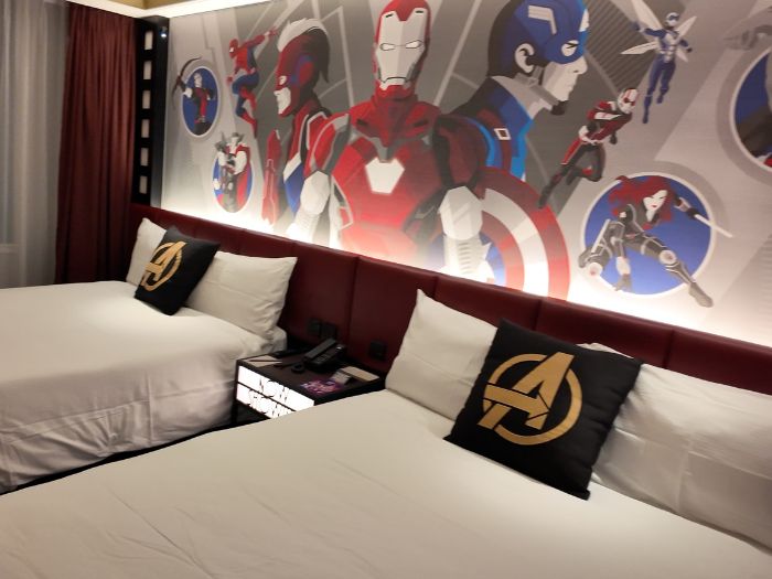 香港ディズニーランドのハリウッドホテルのマーベルルームの内観