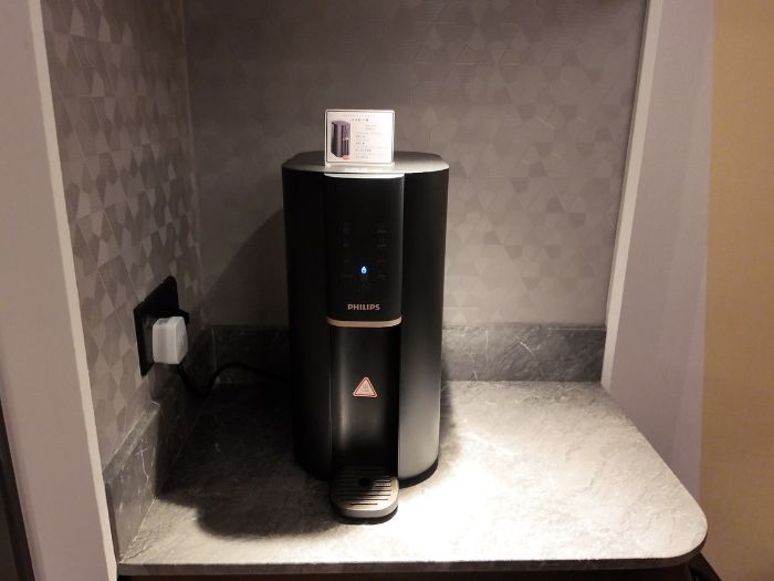 香港ディズニーランドのハリウッドホテルのマーベルルームのウォーターサーバー