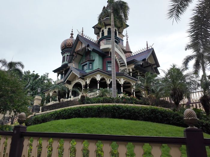 香港ディズニーランドのアトラクション、ミスティック・マナーの外観