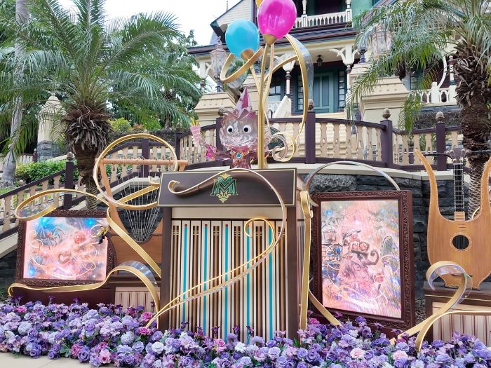 香港ディズニーランドのアトラクション、ミスティック・マナーの装飾