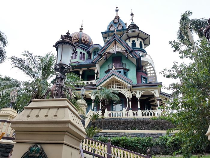 香港ディズニーランドのアトラクション、ミスティック・マナーの外観