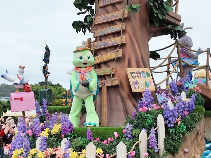 香港ディズニーランド20周年パレードで、メインストリート付近に停止したダッフィーフレンズのフロート全体の様子