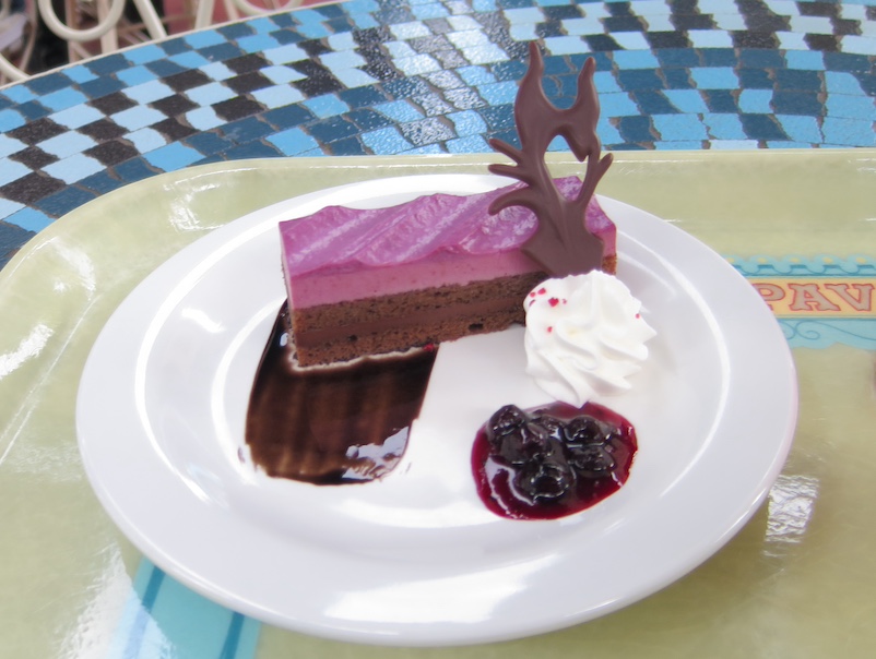 東京ディズニーランドのカシスとチョコのケーキ。マレフィセントの角のようなデコレーション