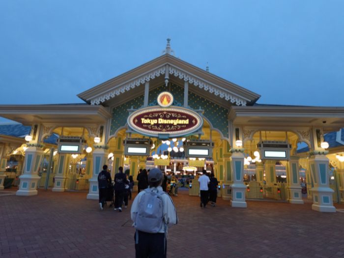東京ディズニーランド入り口のライトアップ