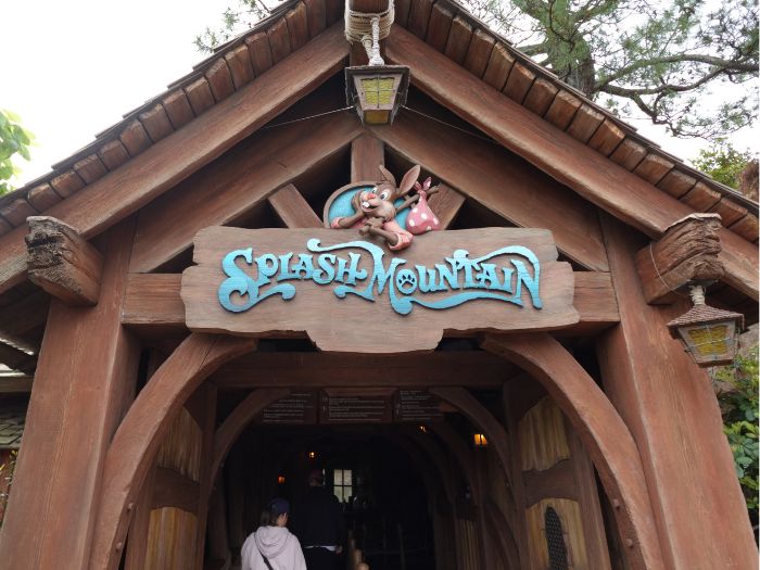 東京ディズニーランドのスプラッシュマウンテンの看板