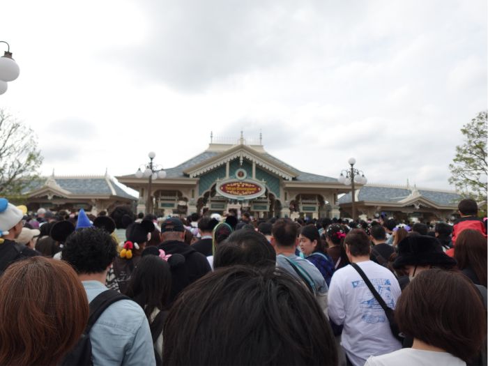 東京ディズニーランドの開園前の様子