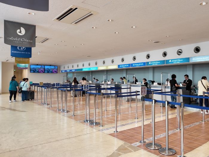 東京ディズニーリゾートのウェルカムセンター1階、ホテルカウンターが並ぶ様子